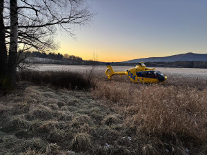 Otevřená zlomenina, bolest na hrudi nebo pád běžkaře. Ideální zimní podmínky lákají na Šumavu tisíce turistů a zaměstnávají Horskou službu