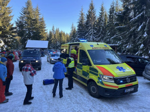 Otevřená zlomenina, bolest na hrudi nebo pád běžkaře. Ideální zimní podmínky lákají na Šumavu tisíce turistů a zaměstnávají Horskou službu