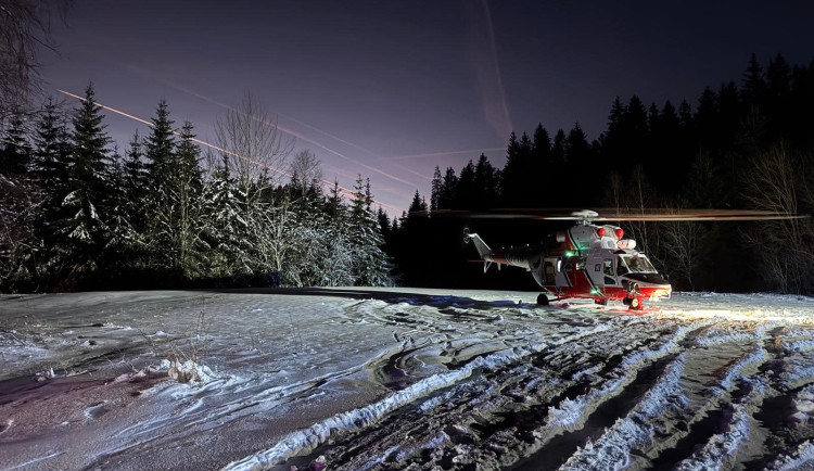 Otevřená zlomenina, bolest na hrudi nebo pád běžkaře. Ideální zimní podmínky lákají na Šumavu tisíce turistů a zaměstnávají Horskou službu