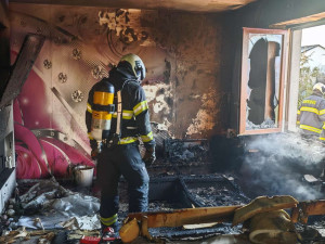 Svíčka bez dozoru zapálila rodinný dům na Včelné, plameny uvěznily psa pod vánočním stromečkem