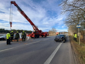 Vážná dopravní nehoda uzavřela silnici z Hluboké nad Vltavou směrem na Týn nad Vltavou