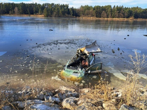 Vážná dopravní nehoda uzavřela silnici z Hluboké nad Vltavou směrem na Týn nad Vltavou