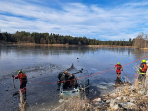 Vážná dopravní nehoda uzavřela silnici z Hluboké nad Vltavou směrem na Týn nad Vltavou