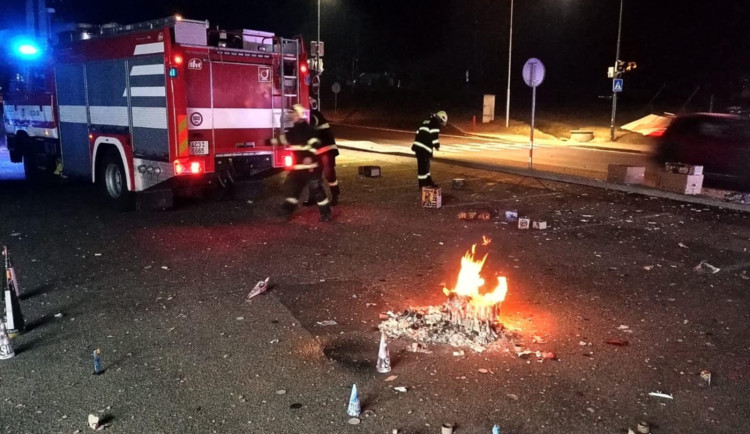 Bilance silvestrovské noci: Policisté zaznamenali 100 výjezdů, hasiči řešili 20 požárů