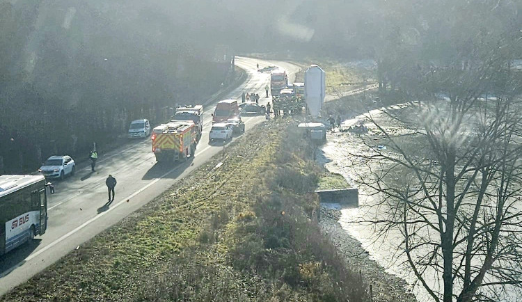Vážná dopravní nehoda uzavřela silnici z Hluboké nad Vltavou směrem na Týn nad Vltavou