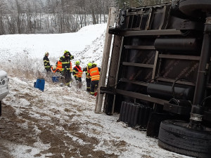 Z převráceného kamionu u Dolního Dvořiště unikla do okolí nafta