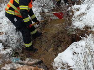 Z převráceného kamionu u Dolního Dvořiště unikla do okolí nafta