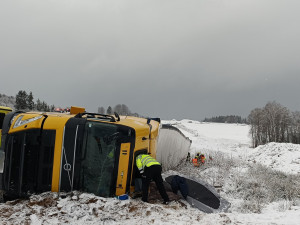 Z převráceného kamionu u Dolního Dvořiště unikla do okolí nafta