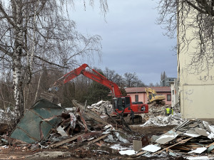 Bývalá budova společnosti Čevak jde k zemi, nahradí ji nový Lidl. V okolí vyroste nová bytová čtvrť