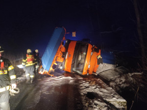 Silničáři o víkendu spotřebovali 450 tun soli, jeden sypač se při výjezdu převrátil