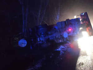 Silničáři o víkendu spotřebovali 450 tun soli, jeden sypač se při výjezdu převrátil