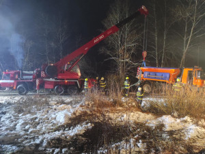 Silničáři o víkendu spotřebovali 450 tun soli, jeden sypač se při výjezdu převrátil