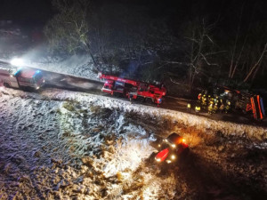 Silničáři o víkendu spotřebovali 450 tun soli, jeden sypač se při výjezdu převrátil