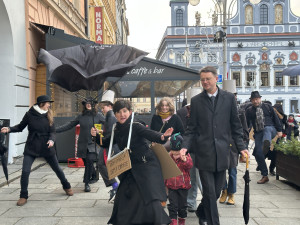Černý kostým, kufřík a buřinka. Delegace z Ministerstva švihlé chůze prošla centrem Českých Budějovic