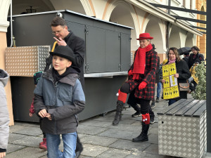 Černý kostým, kufřík a buřinka. Delegace z Ministerstva švihlé chůze prošla centrem Českých Budějovic
