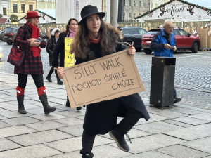 Černý kostým, kufřík a buřinka. Delegace z Ministerstva švihlé chůze prošla centrem Českých Budějovic