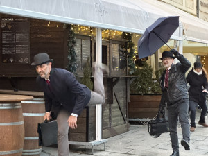 Černý kostým, kufřík a buřinka. Delegace z Ministerstva švihlé chůze prošla centrem Českých Budějovic