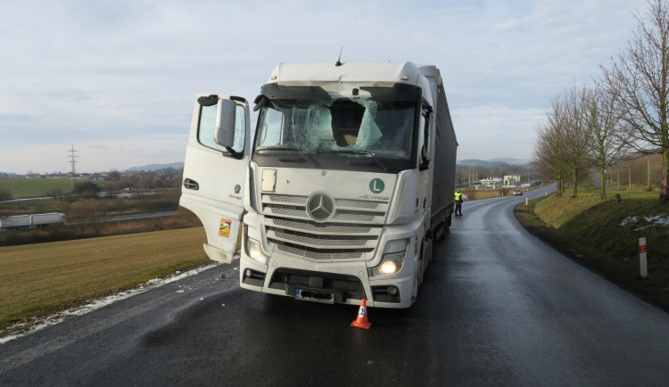 Led ze střechy spadl na protijedoucí náklaďák. V čelním skle zůstala obrovská díra