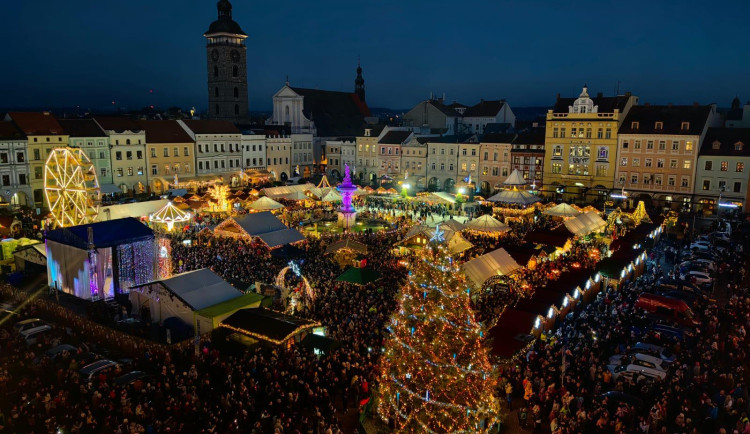 Budějovický vánoční strom dostane druhý život. Vyrobí z něj sochu do adventního městečka