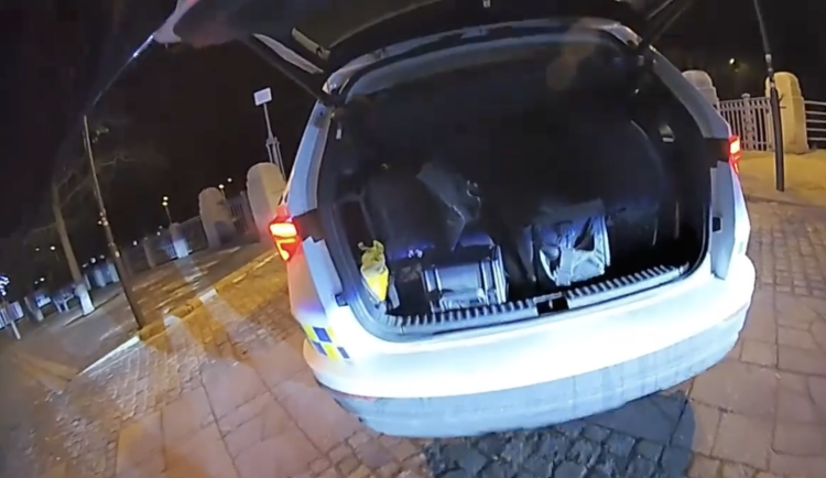 Muž chtěl ukončit svůj život skokem do ledové vody, z vody ho hasiči vytáhli na laně