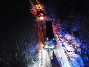 U Vyššího Brodu se pod autobusem utrhla krajnice, hasiči museli použít jeřáb.