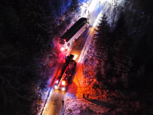 U Vyššího Brodu se pod autobusem utrhla krajnice, hasiči museli použít jeřáb