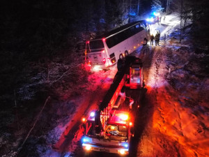 U Vyššího Brodu se pod autobusem utrhla krajnice, hasiči museli použít jeřáb