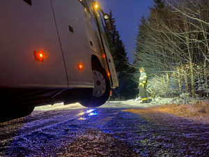 U Vyššího Brodu se pod autobusem utrhla krajnice, hasiči museli použít jeřáb