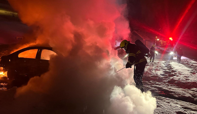 Šestý požár auta od začátku roku. Hasiči zasahovali v Dolním Maxově