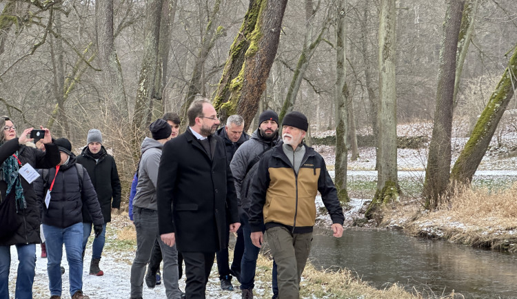 V Nových Hradech vítaly prezidenta stovky fanoušků. Je to fraška, stěžovali si ti, které nepozdravil