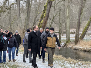 V Nových Hradech vítaly prezidenta stovky fanoušků. Je to fraška, stěžovali si ti, které nepozdravil