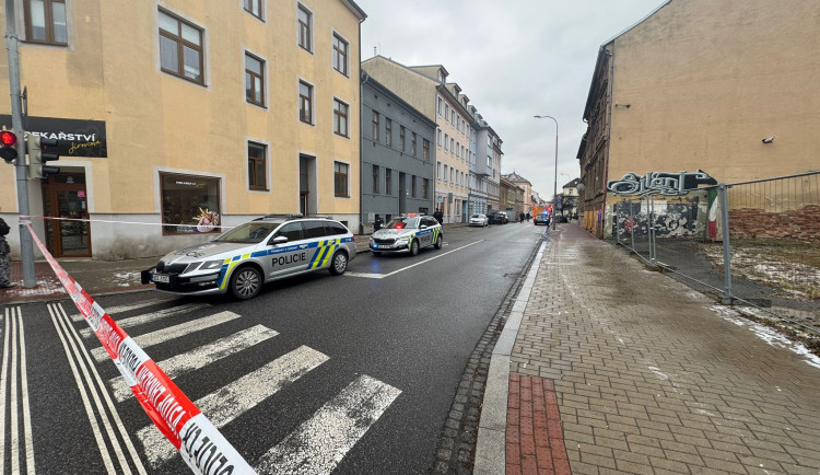 Kvůli nálezu munice evakuovali policisté v Českých Budějovicích 30 osob. Na místě zasahuje pyrotechnik.