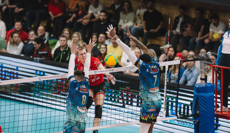 Před vyprodanou halou vzdoroval Jihostroj Perugii dva sety