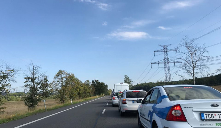 Silnici mezi Pískem a Budějovicemi lemují desítky pomníčků, nyní ji čeká rozšíření. Práce začnou za dva roky