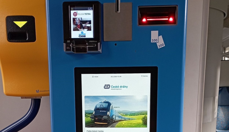 České dráhy v Jihočeském kraji spustily nové automaty na jízdenky ve vlacích