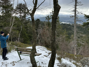 Vypravte se při zimní návštěvě Šumavy na romantickou vyhlídku zamilovaných. Čekají vás úchvatné výhledy i bývalá vojenská hláska