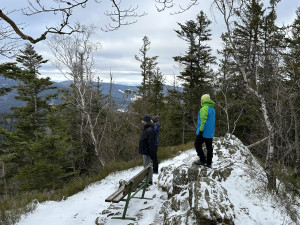 Vypravte se při zimní návštěvě Šumavy na romantickou vyhlídku zamilovaných. Čekají vás úchvatné výhledy i bývalá vojenská hláska