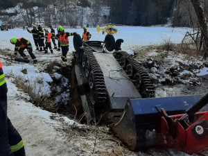 U Horního Dvořiště se převrátilo vojenské vozidlo. Dva lidé zemřeli