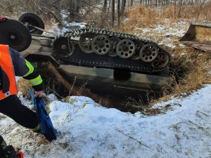 U Horního Dvořiště se převrátil vojenský vůz. Dva lidé zemřeli
