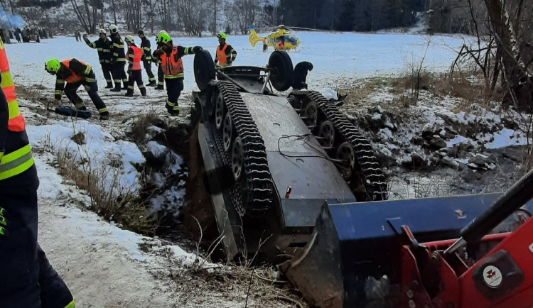 U Dolního Dvořiště se převrátilo vojenský auto. Dva lidé zemřeli