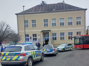 Zásah policie ve škole v Rudolfově. Žák mířil zbraní na učitelku, sama ho zneškodnila