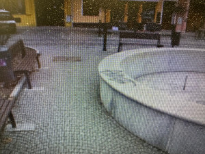 V Blatné řádil vandal se sprejem v ruce. Poškodil školu, Úřad práce i trafostanici