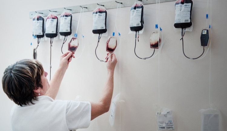 Transfuzní oddělení má šest tisíc dárců, hledá další. Odběry plazmy nově provádí i odpoledne