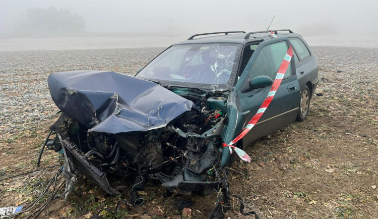 Na Strakonicku se srazilo osobní a nákladní auto. Starší ženu záchranáři převezli do nemocnice