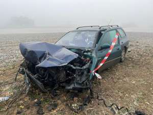 Na Strakonicku se srazilo osobní a nákladní auto. Starší ženu záchranáři převezli do nemocnice