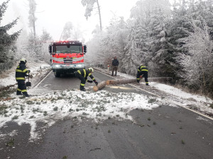 Ledovka na silnici a padající stromy. Mrazivé počasí komplikuje dopravu