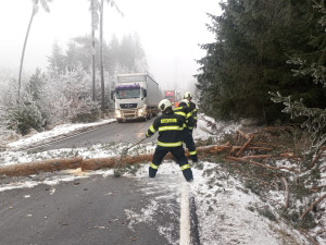 Ledovka na silnici a padající stromy. Mrazivé počasí komplikuje dopravu