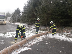 Ledovka na silnici a padající stromy. Mrazivé počasí komplikuje dopravu