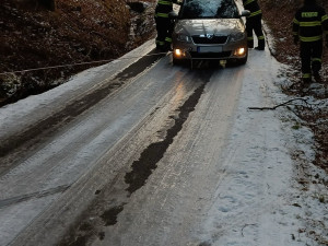 Ledovka na silnici a padající stromy. Mrazivé počasí komplikuje dopravu