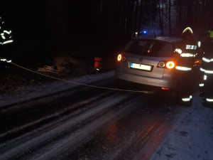 Ledovka na silnici a padající stromy. Mrazivé počasí komplikuje dopravu